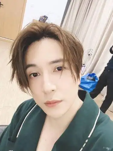 薛之谦更博分享帅气自拍 为自己立下"长发齐腰"的flag