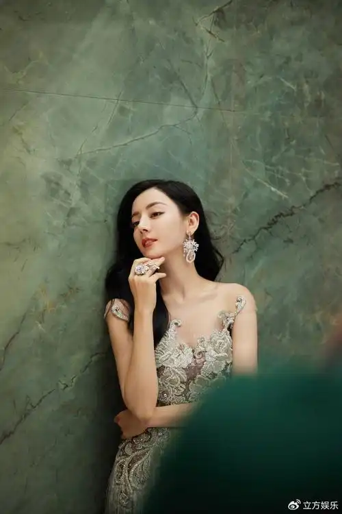 迪丽热巴穿银色流苏裙又仙又美身材性感凹凸有致