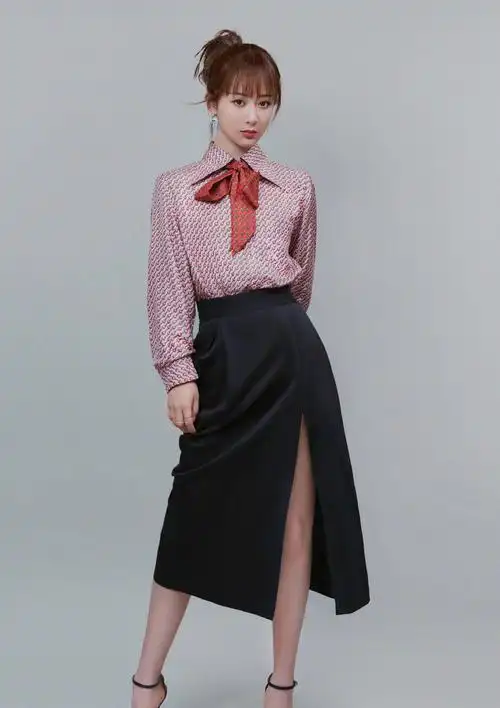 杨紫民国风造型,浅蓝上衣配白色长裙优雅知性,双马尾少女感满满_感觉