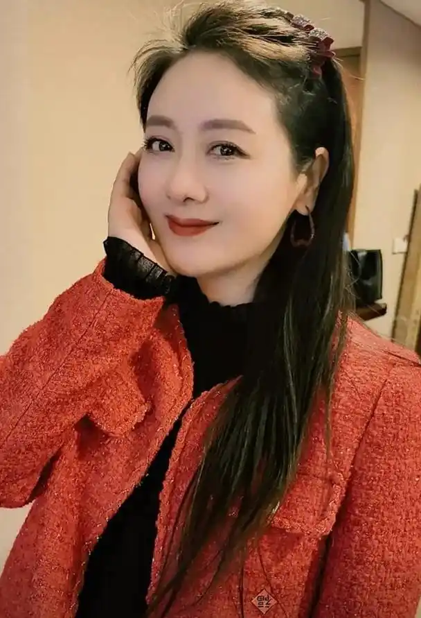 小李琳7岁女儿出镜拜年,小年糕五官像经超,大女儿被送回前夫家