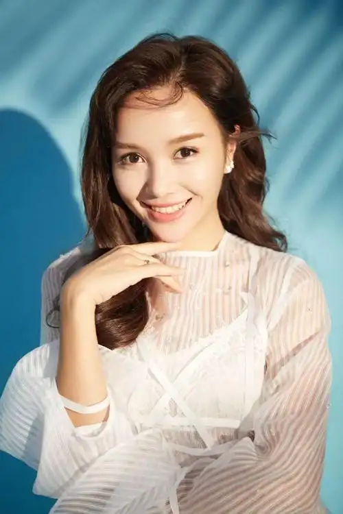 《香河》女主角水妹的扮演者蓝娅介绍,影片根据作家刘仁前同名长篇