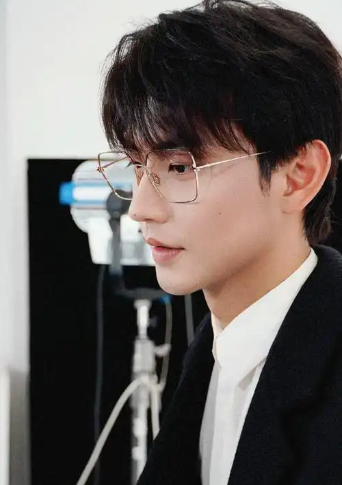 蔡徐坤恋爱?王俊凯肿了?蒋依依发展?陈鑫海卢洋洋?|唱片_网易订阅