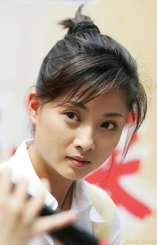 殷桃,一个活泼得无拘无束不随流波的姑娘