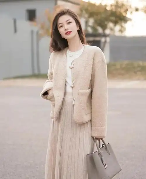 初冬长款外套怎么搭配?这种方法显瘦又好看,照着穿化臃肿为时髦