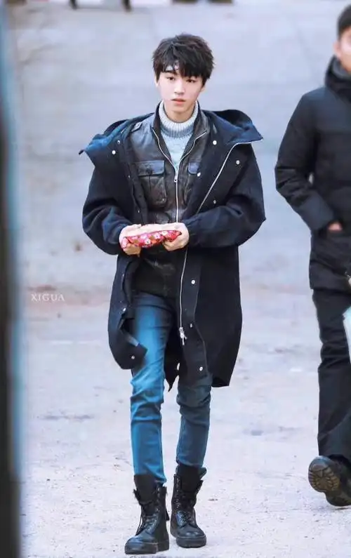 "你带着浪漫的气息徒步走过 我看着路旁野玫瑰都为你抬头"@tfboys