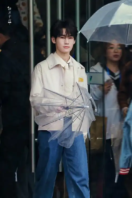 张真源戴眼镜好斯文败类##张真源撑伞氛围感路透##今日星拍放送