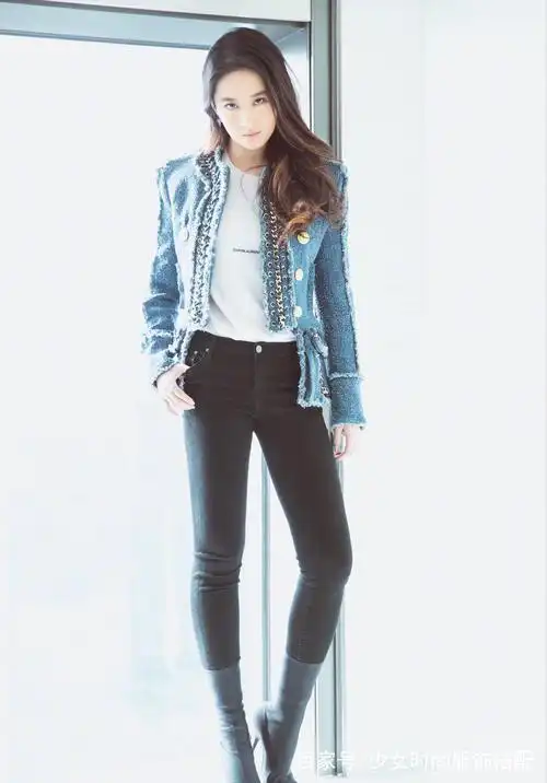 刘亦菲厉害了,穿波点西装攻气十足,简直是新时代的女强人代表