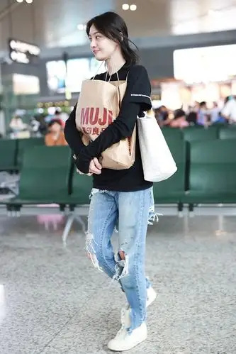 郑爽的机场街拍 身穿黑色上衣配牛仔裤 清新甜美|郑爽|牛仔裤|街拍_新