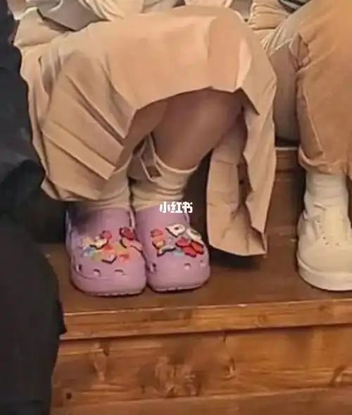 金智秀jisoo  欧尼的脚也太可爱了吧!腿也好细!爱了爱了