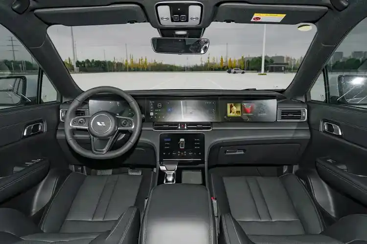 内饰方面也基本保持现款车型的设计,而根据谍照可以看到新款理想one的