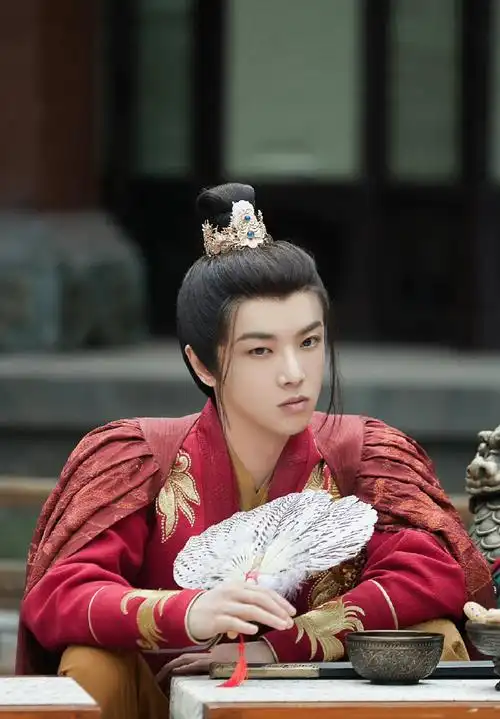 一身红衣古装造型的华晨宇真的是好帅气呀