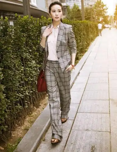 刘诗诗身穿格子西装,比较有些职场风范,就像是一位职业女强人,凉鞋和