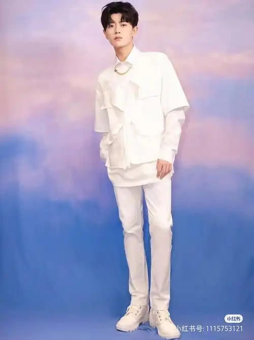 任嘉伦上次直播的白衣造型全身图品牌官博已认领更新高清图