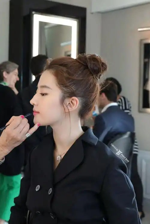 五官高低有致,脸部线条自然流畅,特别是驼峰鼻,堪称是点睛之笔