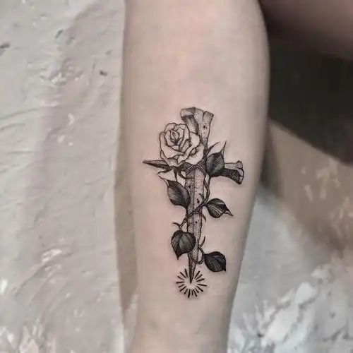 小腿黑灰玫瑰十字架纹身图案