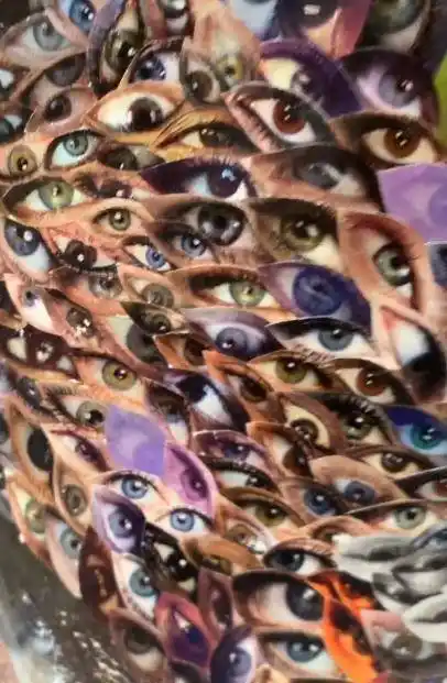 这就是王丽坤分享的内容,一整面墙的眼睛,密密麻麻,瞳孔颜色各不相同.