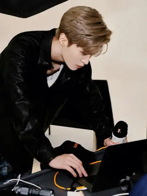 范丞丞 分享工作花絮9215身穿黑色外套,搭配格纹长裤,棱角分明的