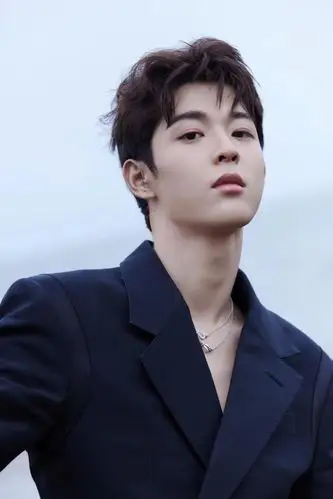 吴宇恒海边西装大片释出演绎夏日清爽尽显少年感