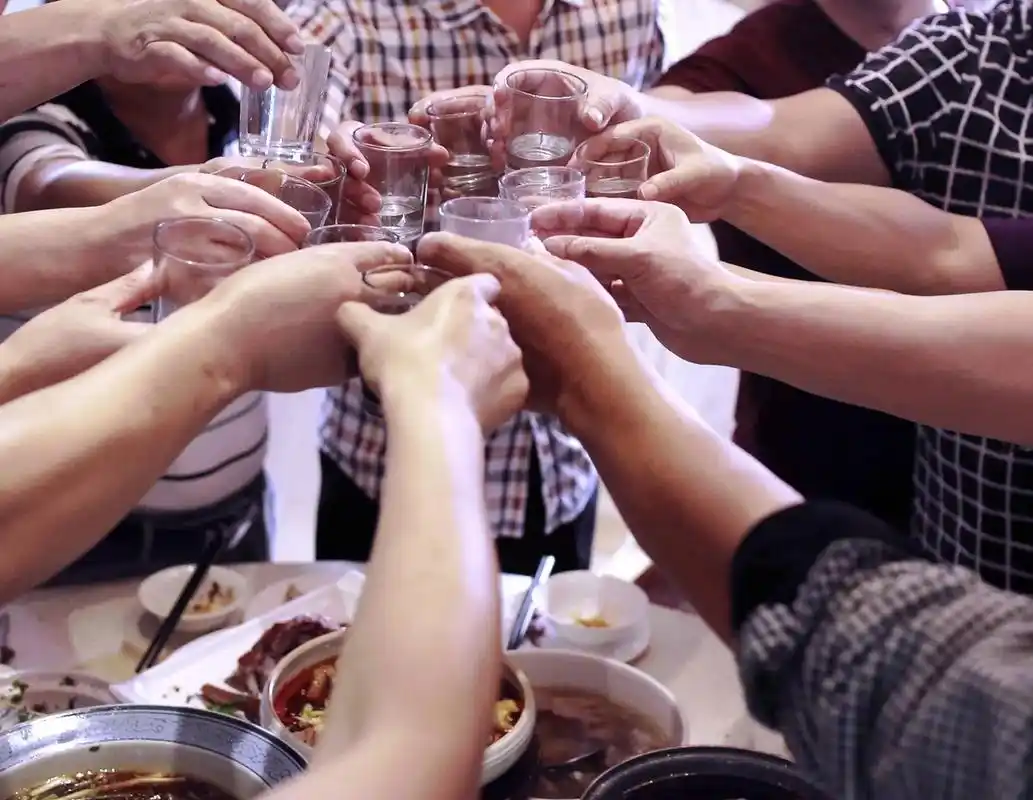 同学聚会,只我一人没给有钱同学敬酒,四个月后他却送我一个惊喜