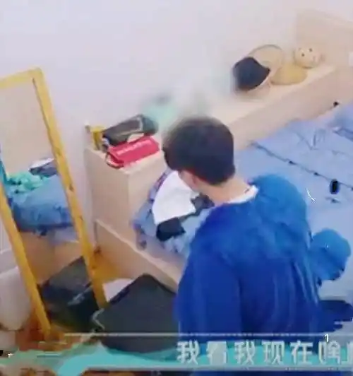 王一博《夏日》成了"换装秀",独自在屋里试衣服,雷人造型忍不住吐槽