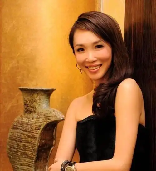 颧骨高的女明星,就属她生活过得好,而滕丽名42岁却还是单身_网易订阅