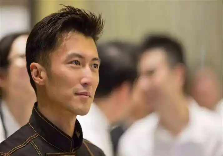 王菲与小鲜肉深情对唱,身边却不见谢霆锋陪伴._网友_时候_消息