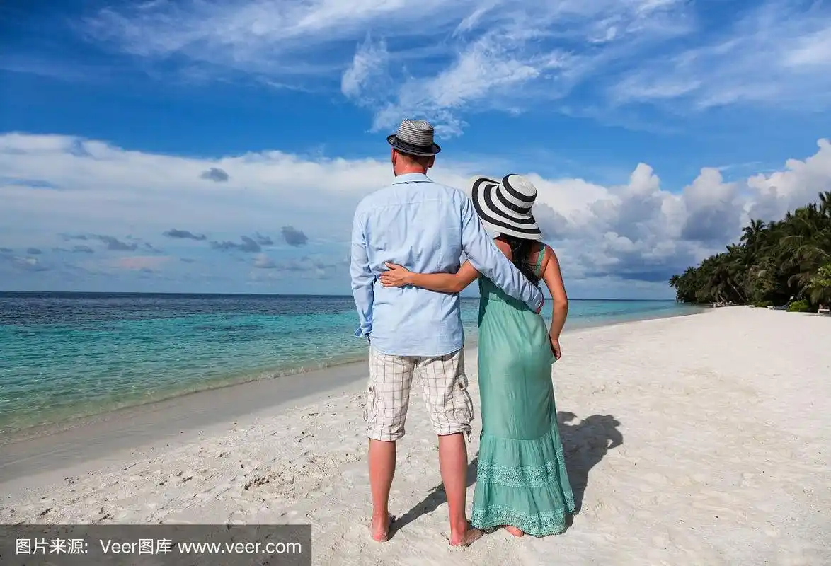 一对情侣在马尔代夫热带海滩上散步.