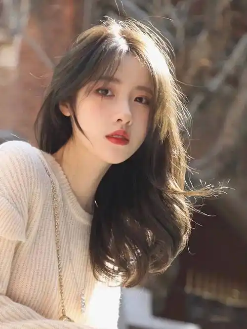 在今年女生流行发型中一定少不了这一款甜美中长发,韩式空气刘海 披肩