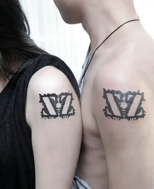 大臂简单英文字母情侣纹身图案