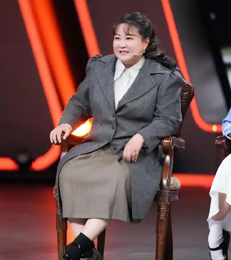 贾玲减肥成功,新片剧照瘦到不敢认,全身小一圈手臂肌肉抢镜