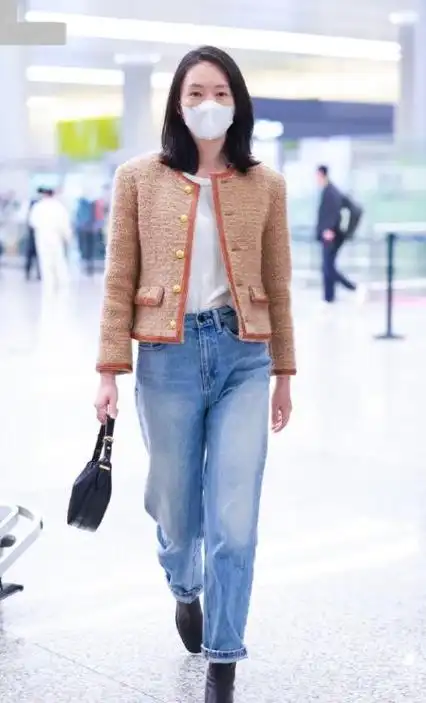 童瑶里面穿白色t恤,外面套着圆领小香风外套,下身穿蓝色牛仔裤,凸显出