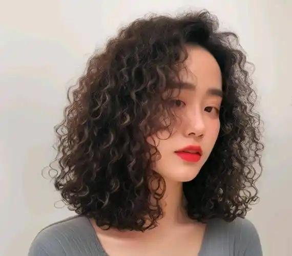 冬天发型不论怎么烫,最美还是羊毛卷全头烫,蓬松瘦脸还保暖_头发_脸型