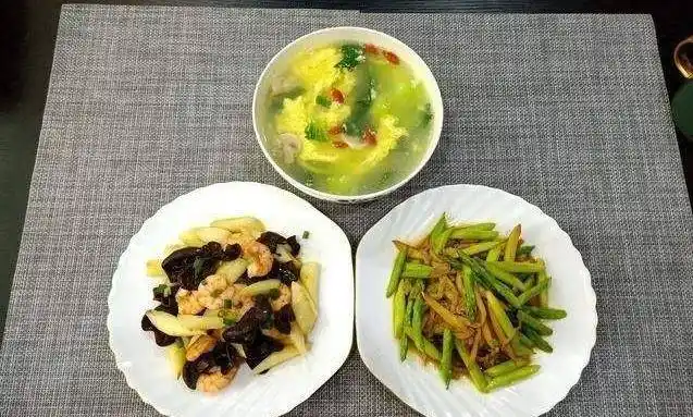 中国餐桌上的讲究:菜不能上3个,有的桌不能坐6个人!