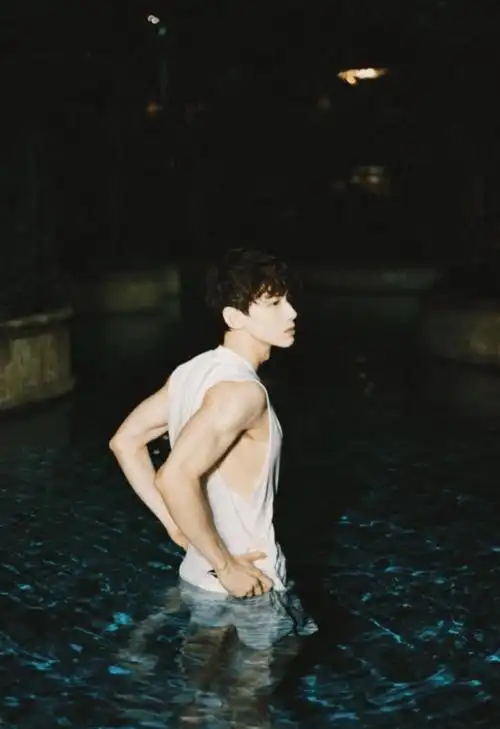 最近穿着白背心拍摄了一组泳池大片,也是让人大饱眼福,肌肉线条锻炼的