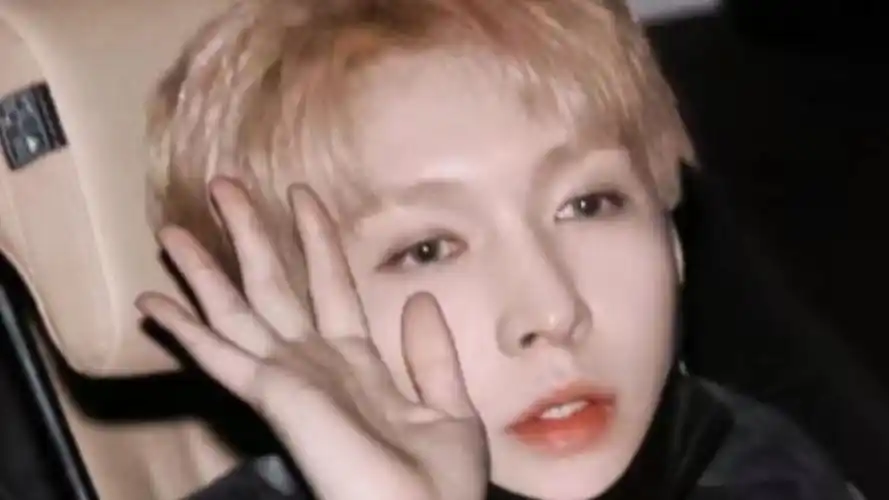 张艺兴在韩国和吴世勋吃饭.