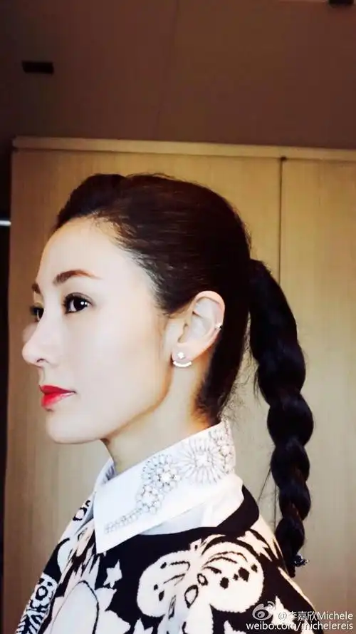 不是说扁头的人脸也会大吗哈哈哈哈 可是她的脸为什么这么小五官也