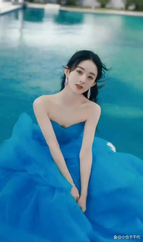 赵丽颖身穿蓝色无肩蛋糕裙 宛若小公主般 光滑的肩膀更显迷人