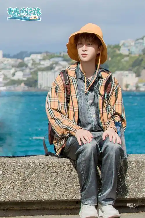 消息青春的花路范丞丞戴小黄帽超乖抢导演帽子认真防晒