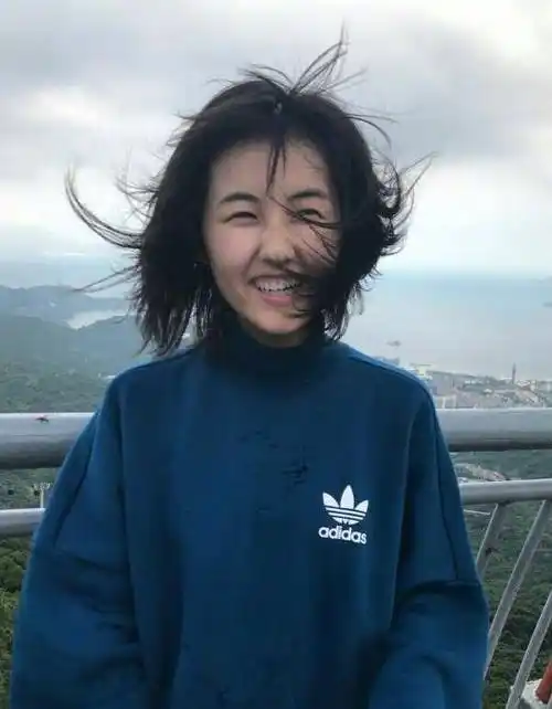 张子枫边吃边哭,演技炸裂,这段演技真的戳到我了_姐姐_表演_角色