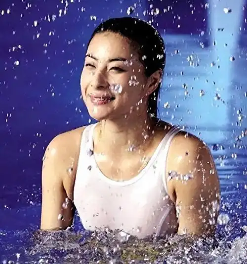 看到郭晶晶亲手把霍启刚送进体制内才明白她在霍家地位高的原因