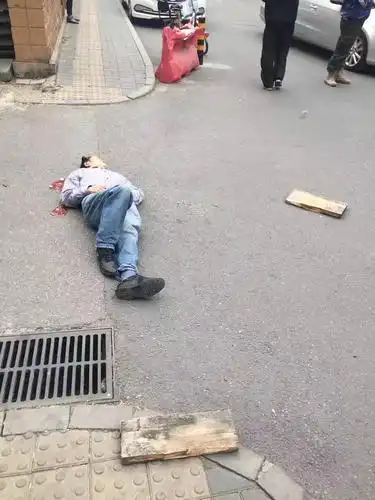 刮落坠物砸中路人 当场倒地头部大出血