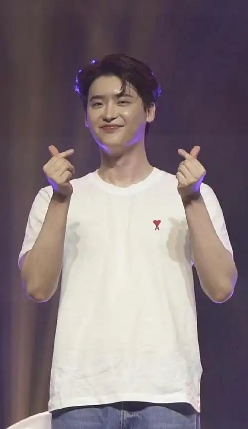 外媒太实在李钟硕的活动图不p就放出来网友太丑了