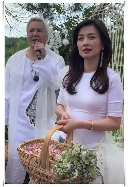 张庭为扮嫩真拼!48了还不肯放过自己,结果未修图还是暴露年龄