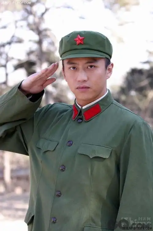 邓超底子本来就很正,哪怕是最土的绿军装穿在身上也能透出一股玉树