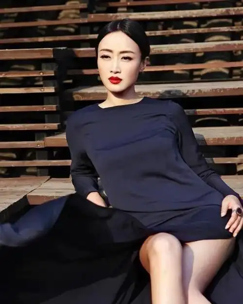 演员赵子琪,聚会时聚来一个老公,两个女儿也幸福