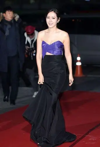 孙艺珍的美真特别,紫色抹胸拼接黑裙,中间挖空挺显气质的