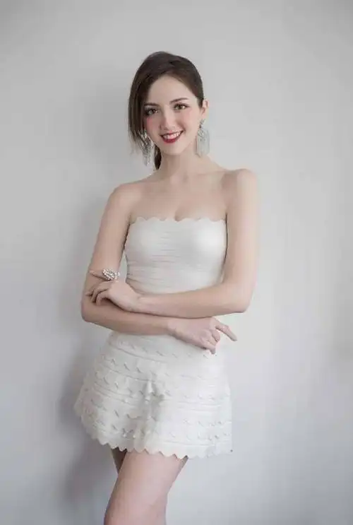 中葡混血儿,20岁澳门小姐精致似芭比!反赞港姐:智慧与美貌并重