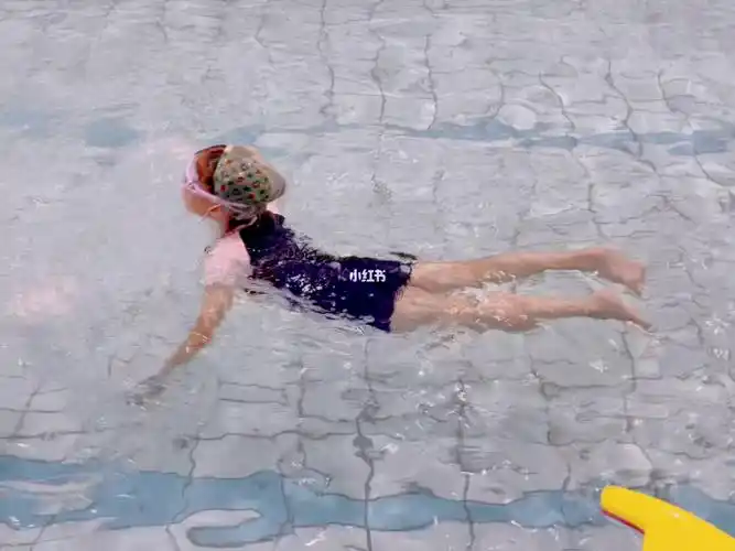 八岁儿童蛙泳初学者换气慢动作展示