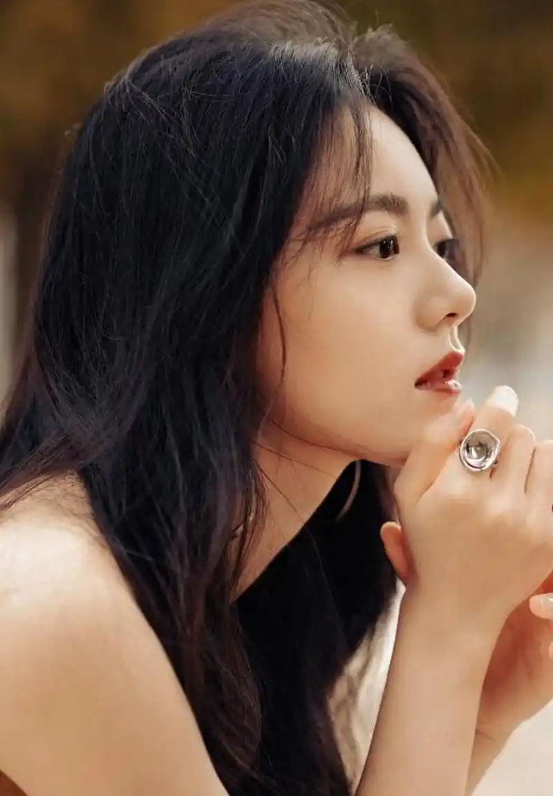 娇羞可爱,清纯甜美的"今麦郎"#赵今麦# 一袭白色两钻抹胸裙,雪肤玉貌