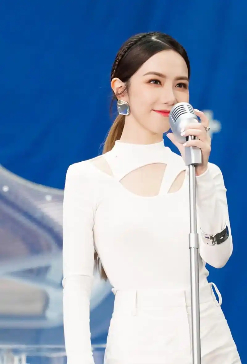 邓紫棋一身白色穿搭,优雅精致,明艳动人,笑起来好美好温柔!